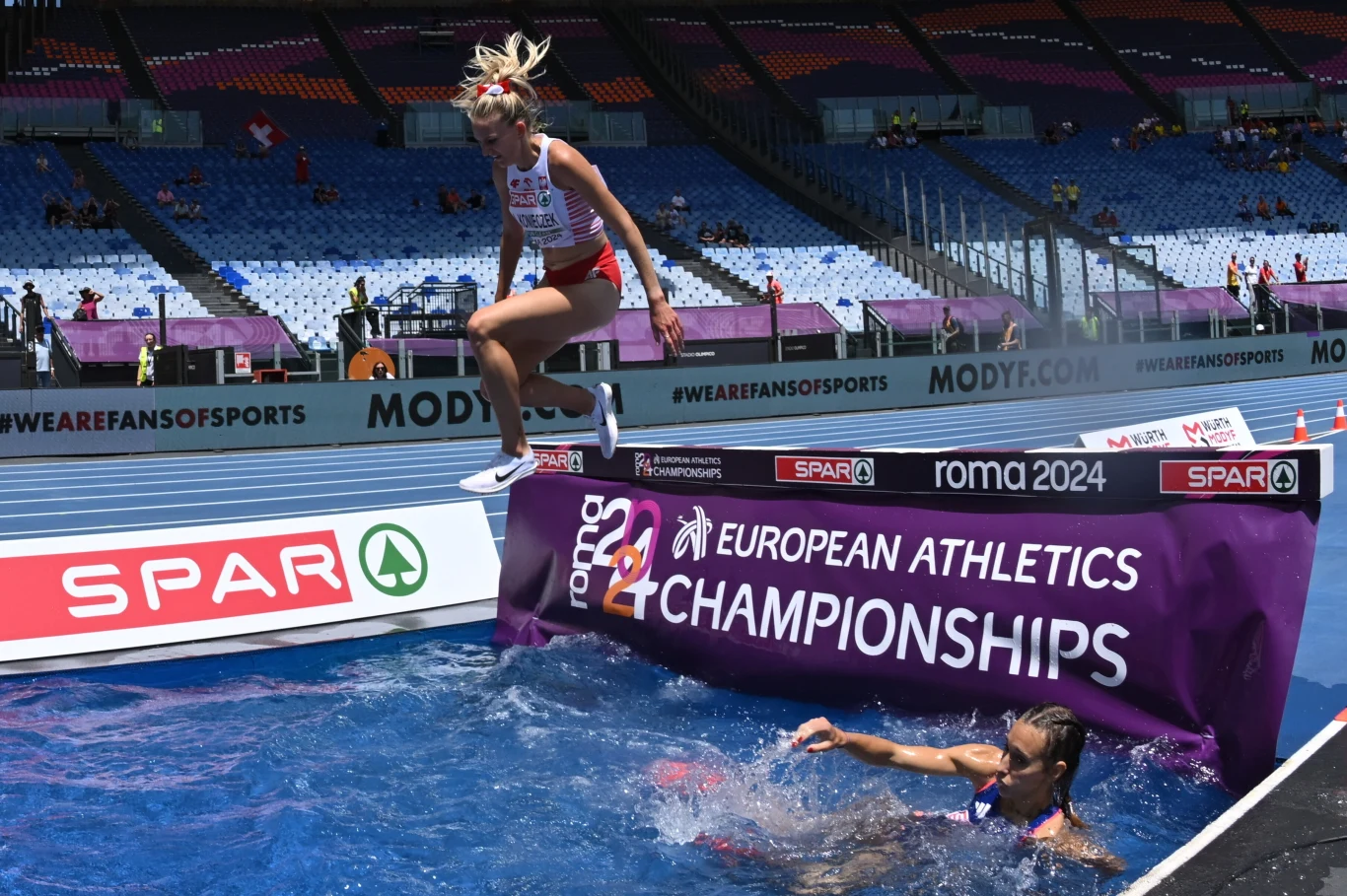 Aneta Konieczek przeskakuje nad Flavie Renouard