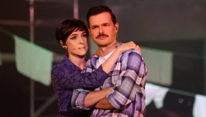 Polacy polują na bilety na musical "1989". Zobacz teledysk "Danuta odbiera Nobla"