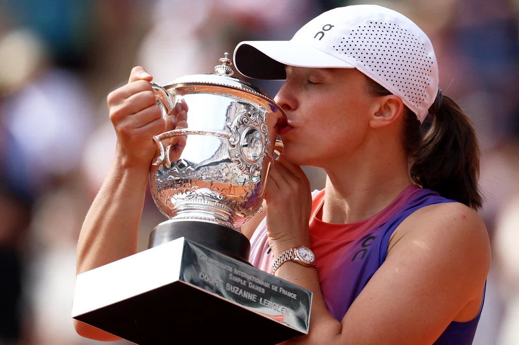 Iga Świątek z trofeum Roland Garros