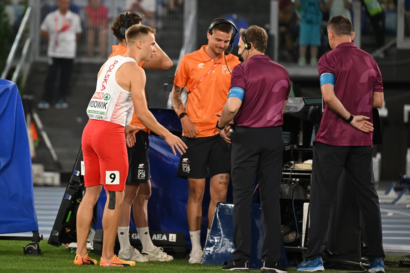 Oliwer Wdowik w rozmowie z sędziami