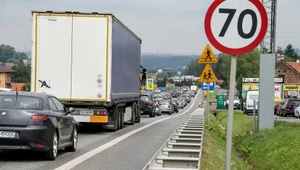 Korek na autostradzie. Ekspert podpowiada jak uniknąć najechania