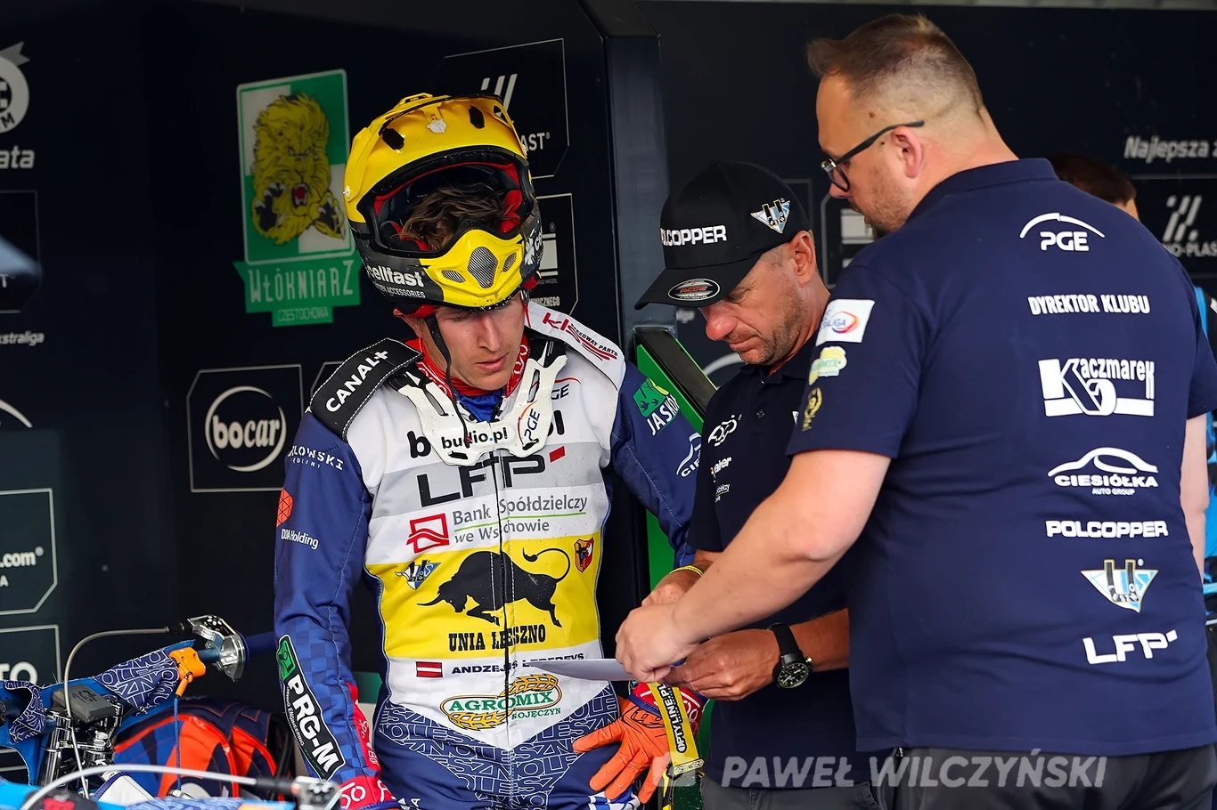 Andrzej Lebiediew rozmawia ze sztabem szkoleniowym. Andrzej Lebiediew rozmawia ze sztabem szkoleniowym.