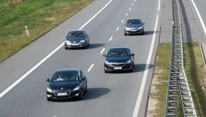 Wyprzedzanie prawym pasem na autostradzie. Kierowcy robią podstawowy błąd