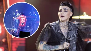 Agnieszka Chylińska na scenie z koszulce piłkarza Jędrzeja Grobelnego