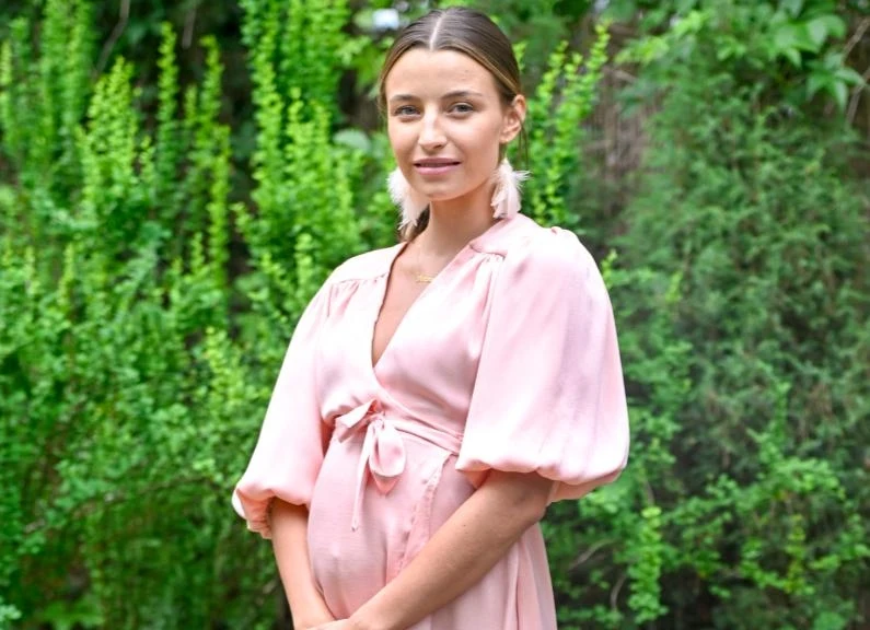 Julia Wieniawa z ciążowym brzuchem.