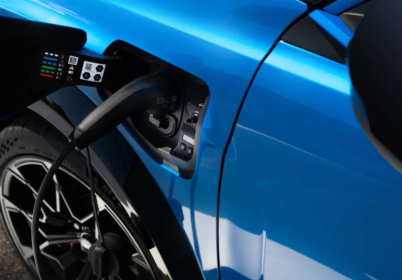 Gniazdo ładowania znajduje się na przednim nadkolu po stronie kierowcy.