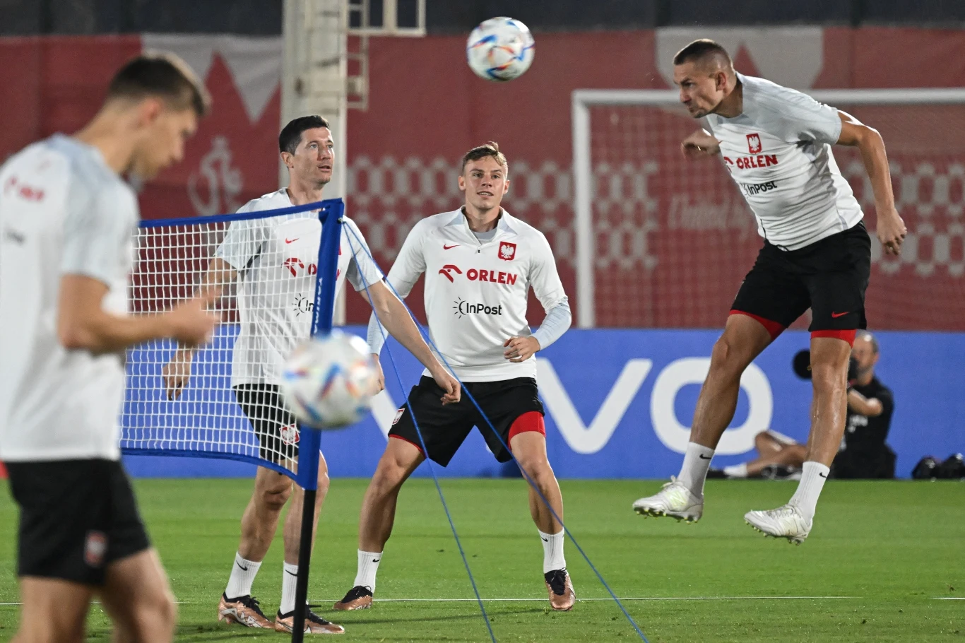 Szymon Żurkowski (w środku), z lewej Robert Lewandowski, z prawej Artur Jędrzejczyk