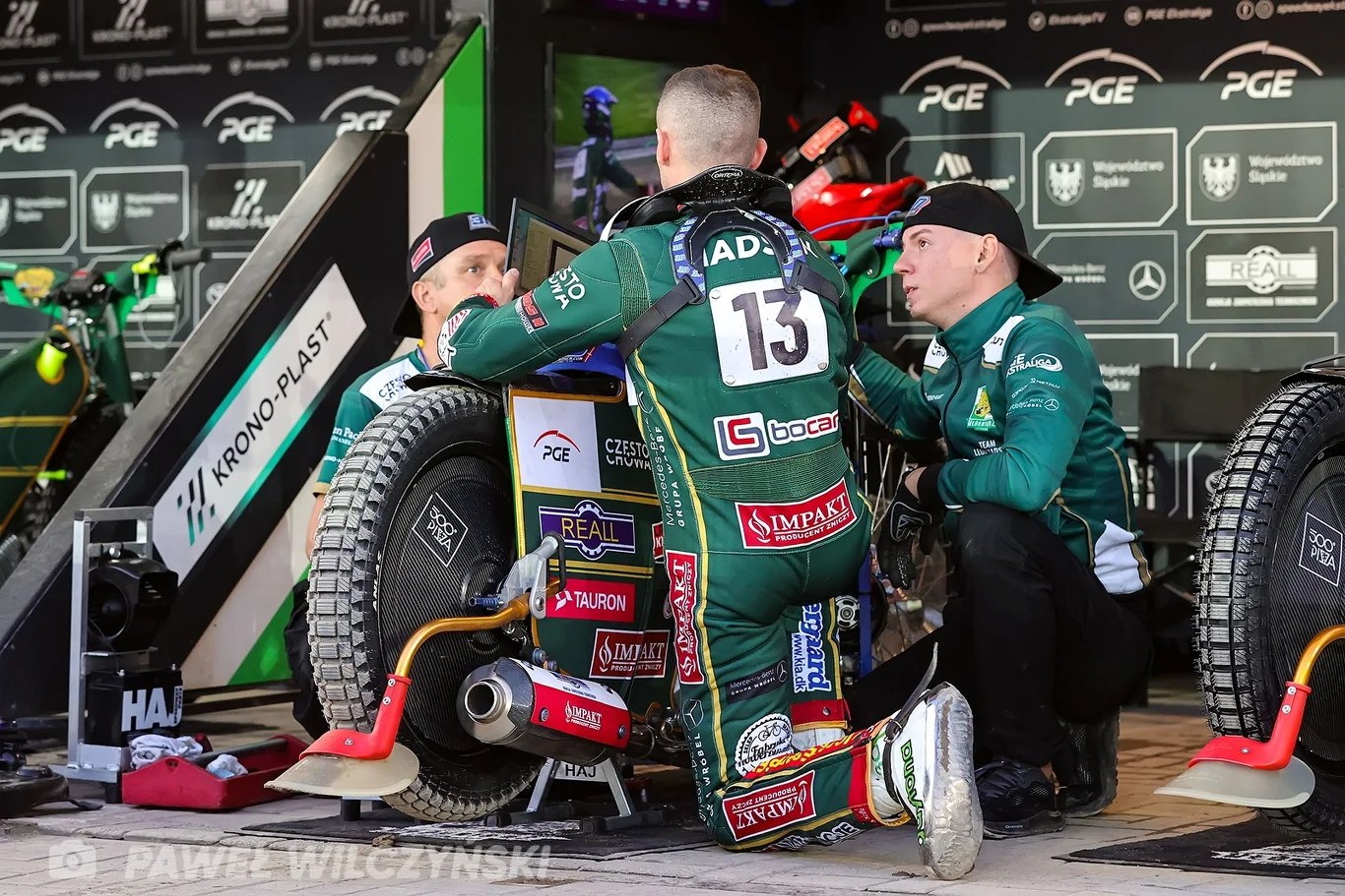 Leon Madsen poprawia ustawienia motocykla.