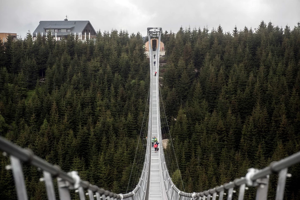 W najwyższym punkcie most Sky Bridge 721 wisi aż 95 metrów nad ziemią. To niebywała konstrukcja, która stanowi wyjątkową atrakcję dla śmiałków.