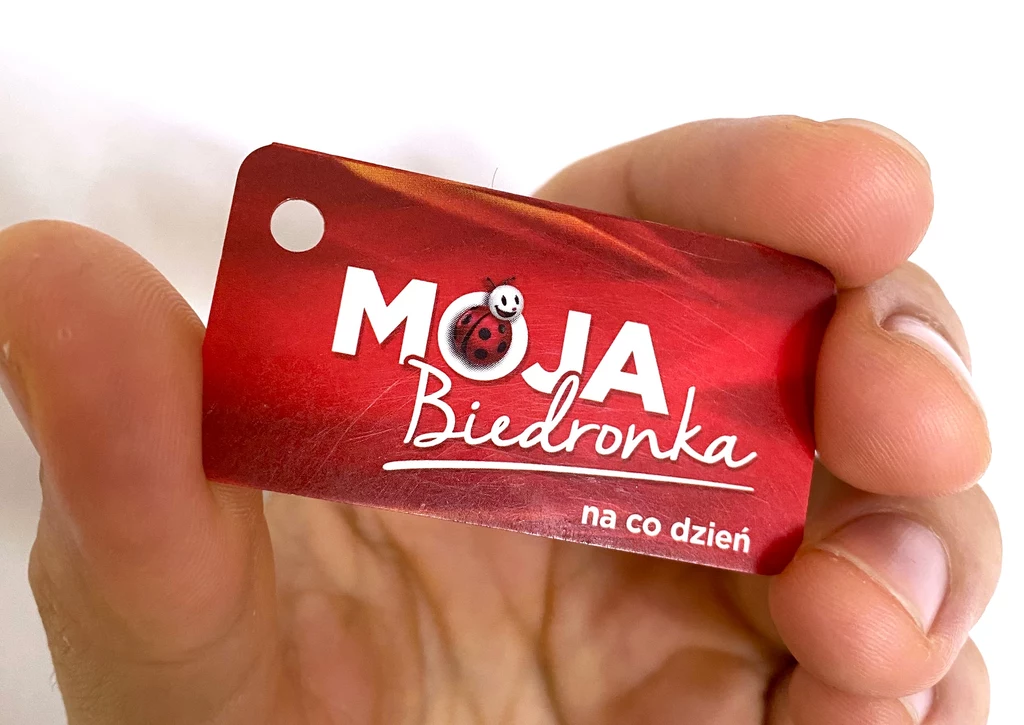 Karta Moja Biedronka daje dwa wyjścia. Oni muszą założyć ją od nowa.