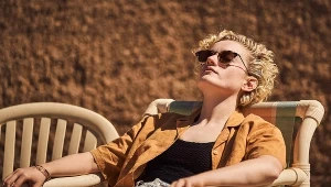 Julia Garner w "The Royal Hotel"