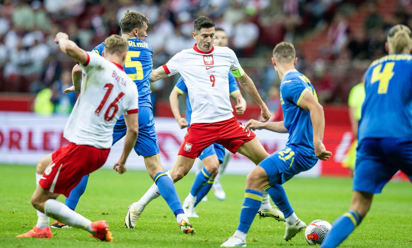 Robert Lewandowski (w środku) w czasie meczu z Ukrainą