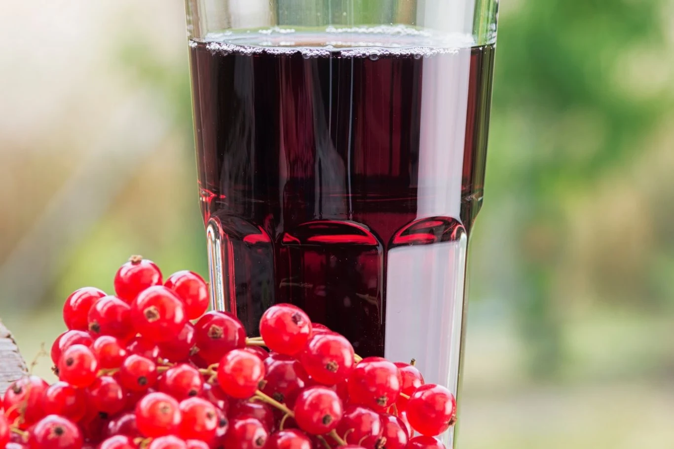 Sok z czerwonych porzeczek to źródło witamin i potasu