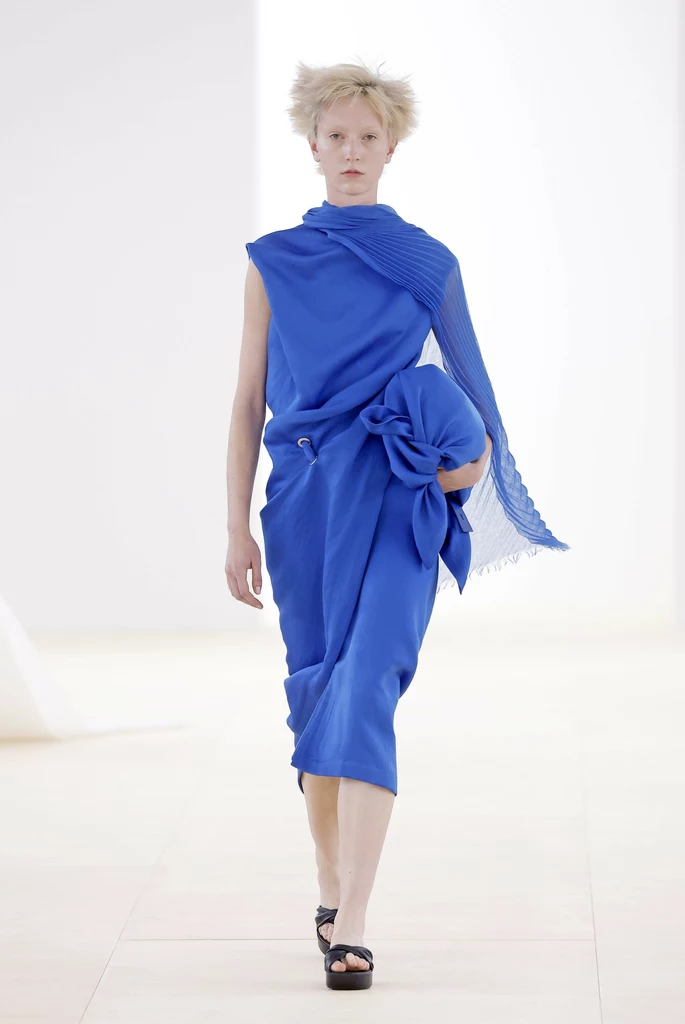 Issey Miyake pokochał odcień royal blue