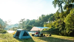 Nad jezioro, a może nad morze? W te miejsca najlepiej wybrać się pod namiot 