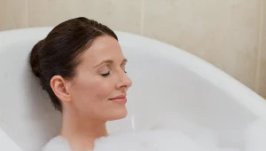 Kąpiel z dodatkami rozluźnia, obniża poziom stresu i ułatwia zasypianie po ciężkim dniu