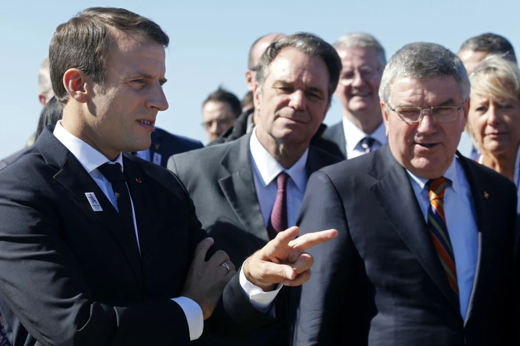 Emmanuel Macron (pierwszy z lewej) oraz Thomas Bach (pierwszy z prawej, na bliższym planie), zdj. archiwalne Emmanuel Macron (pierwszy z lewej) oraz Thomas Bach (pierwszy z prawej, na bliższym planie), zdj. archiwalne