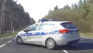 Policjant skręca w lewo, kierowca wyprzedza. Kto dostanie mandat?