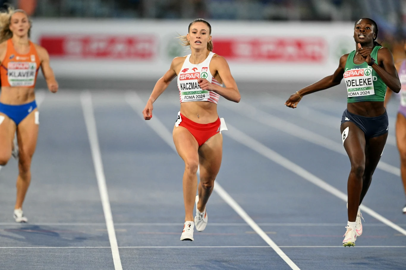 Finał rywalizacji na 400 metrów. Natalia Kaczmarek i Rhasidat Adeleke prawie na mecie