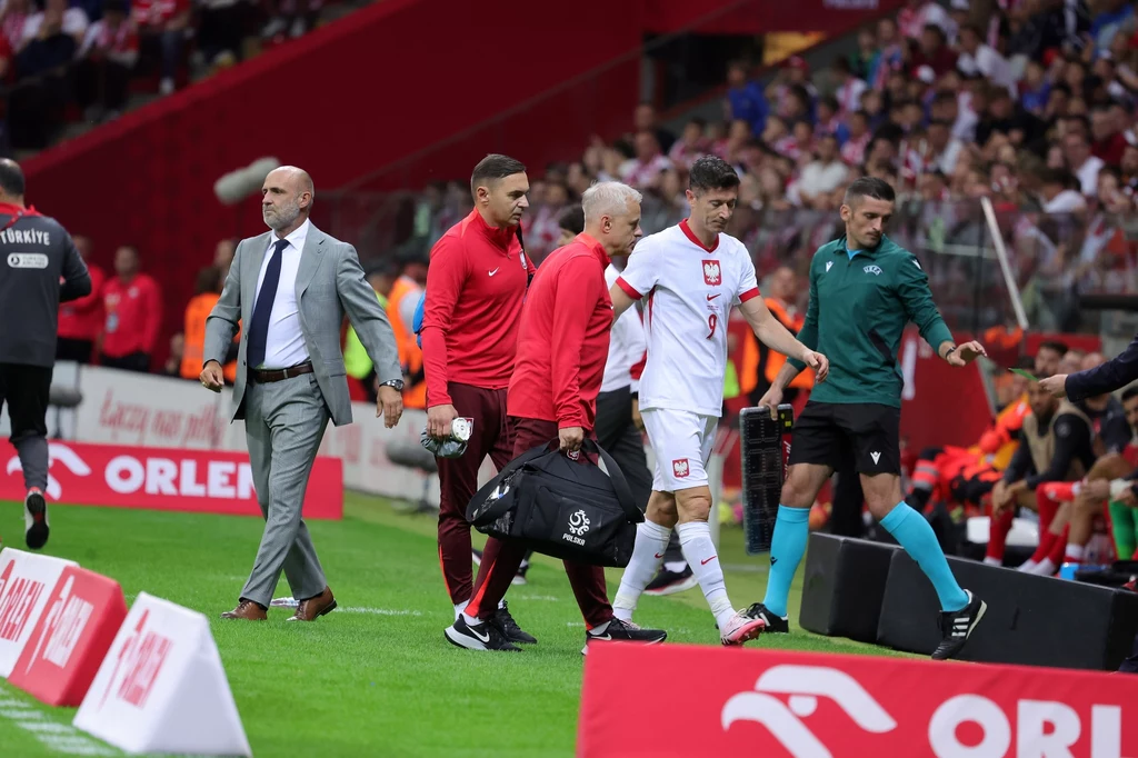 Robert Lewandowski opuszcza murawę w 33. minucie Robert Lewandowski opuszcza murawę w 33. minucie