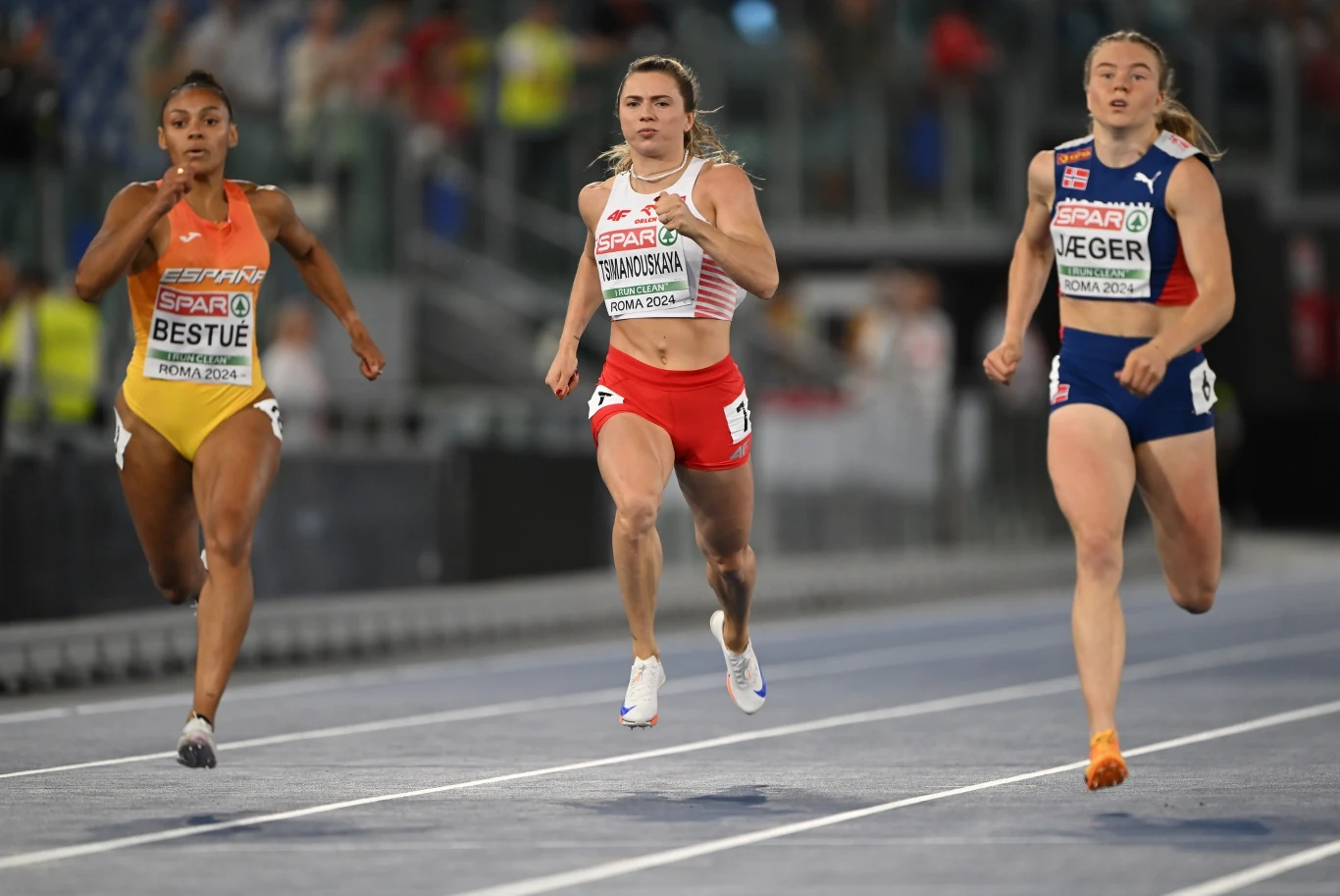 Krystyna Cimanowska (w środku)