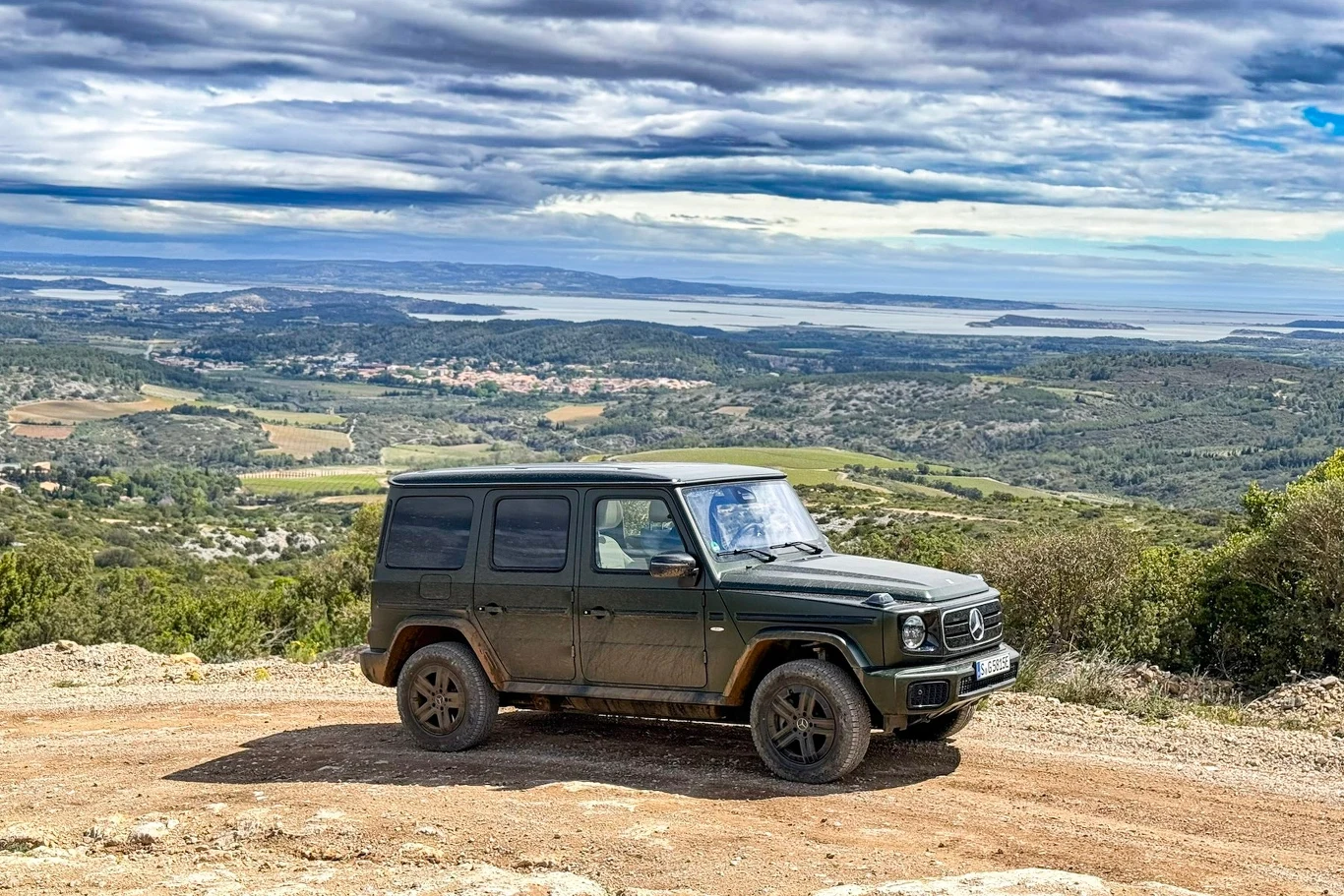 Mercedes Klasy G w naturalnym środowisku. Daleko od ekskluzywnych dzielnic i drogich butików. Elektryczny napęd nie wykastrował możliwości tej legendarnej terenówki.