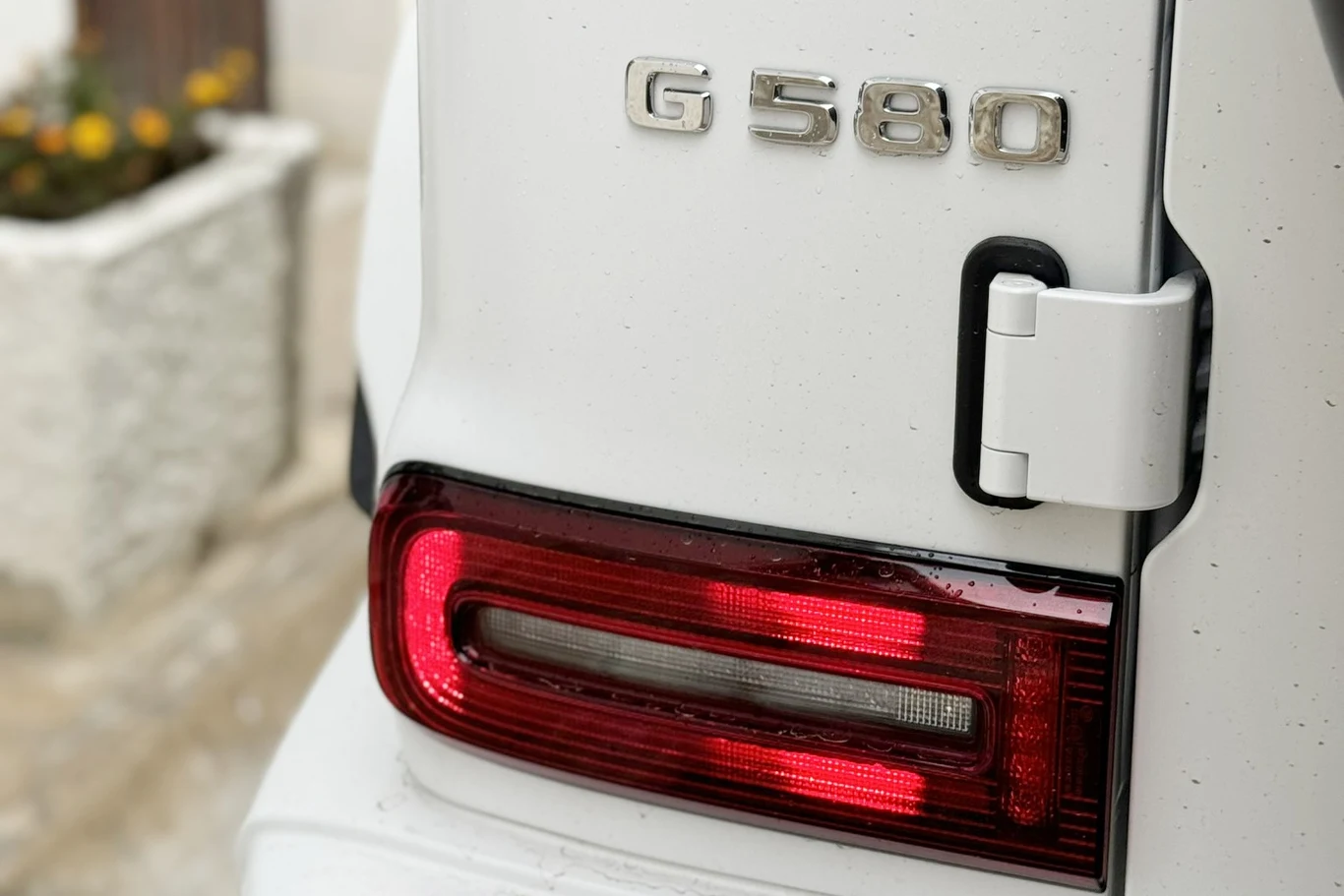 Mercedes zrobił wszystkim psikusa i postanowił zmienić nazewnictwo elektrycznych modeli zaczynając od nowej Klasy G. Zamiast EQG pojawił się G580 z technologią EQ.