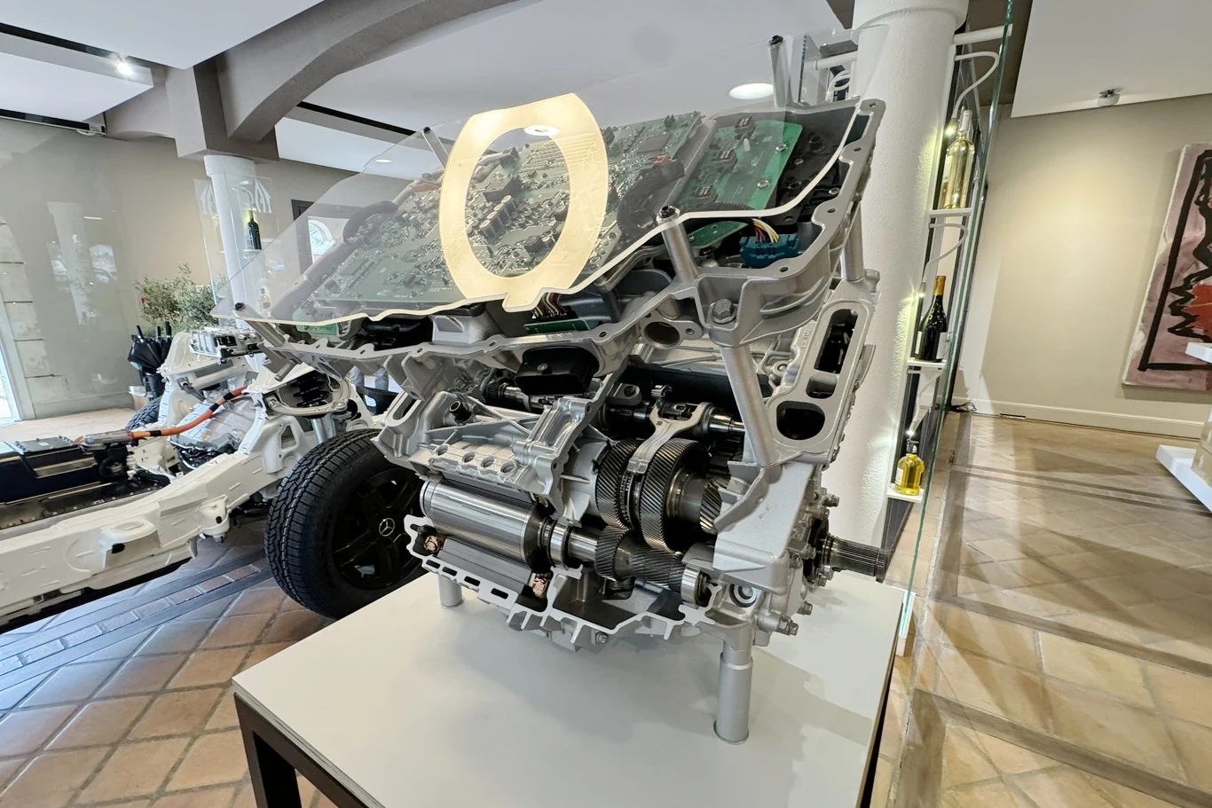 Mercedes G580 z technologią EQ jest napędzany przez cztery silniki elektryczne. Tak wygląda jednostka montowana na jednej z osi. Solidna porcja niemieckiej inżynierii.