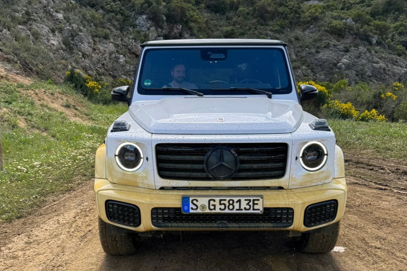 Jazda w terenie dla elektrycznego Mercedesa G580 to "bułka z masłem". Nawet amatorzy poradzą sobie z jazdą w trudnym terenie.
