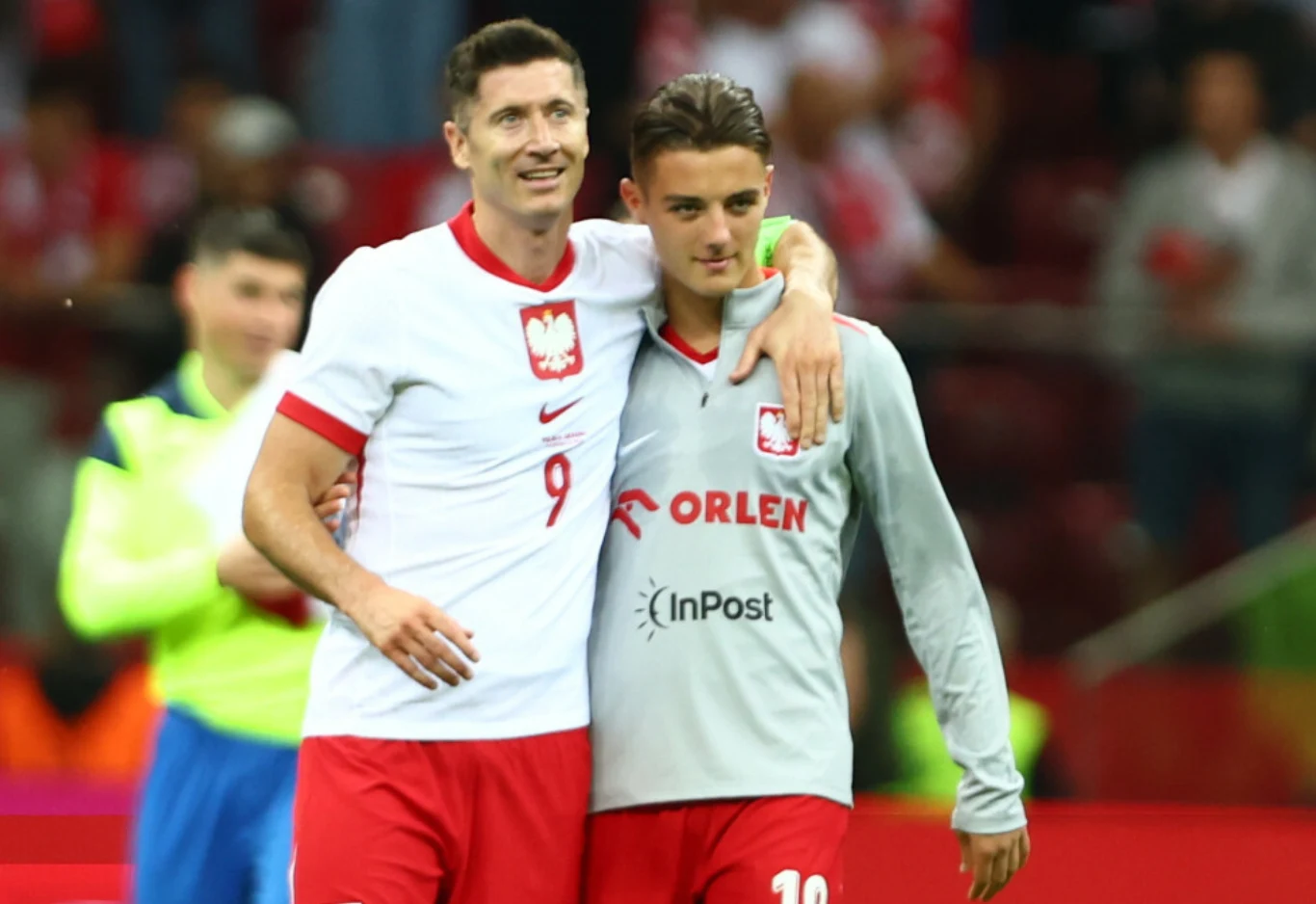 Reprezentacja Polski. Robert Lewandowski i Kacper Urbański