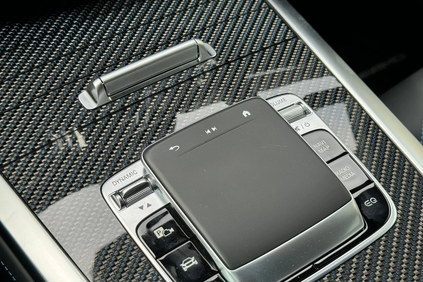 Mercedes G580 z technologią EQ ma na pokładzie nowy system multimedialny. Otoczenie dotykowego gładzika ocieka karbonem.