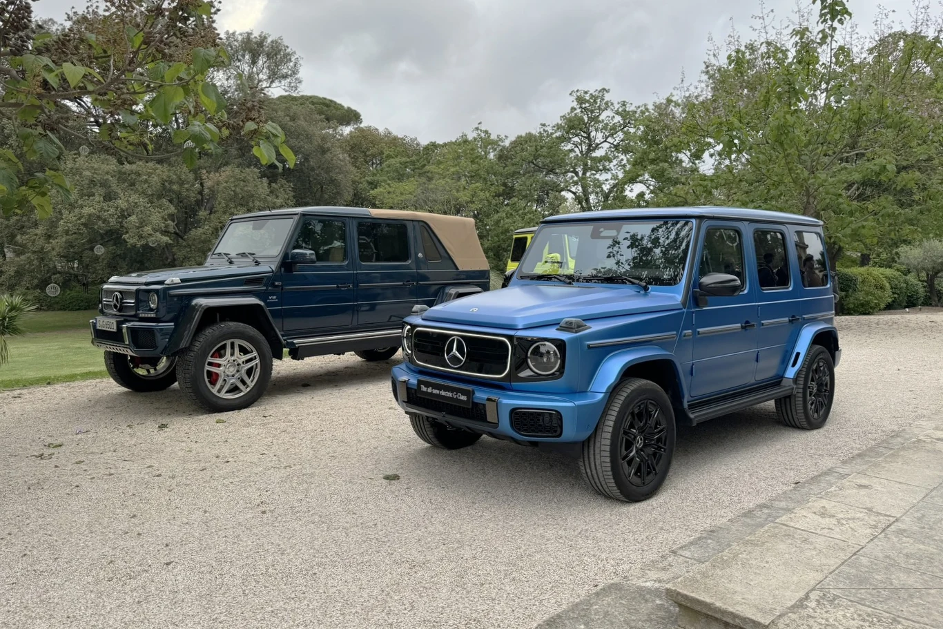 Elektryczny Mercedes G580 z technologią EQ będzie nadal produktem niedostępnym i luksusowym. W tle niezwykle rzadki i wybitny przedstawiciel tego gatunku - Mercedes-Maybach G650 Landaulet.