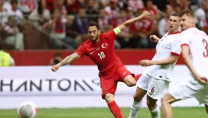 Hakan Calhanoglu w meczu z reprezentacją Polski