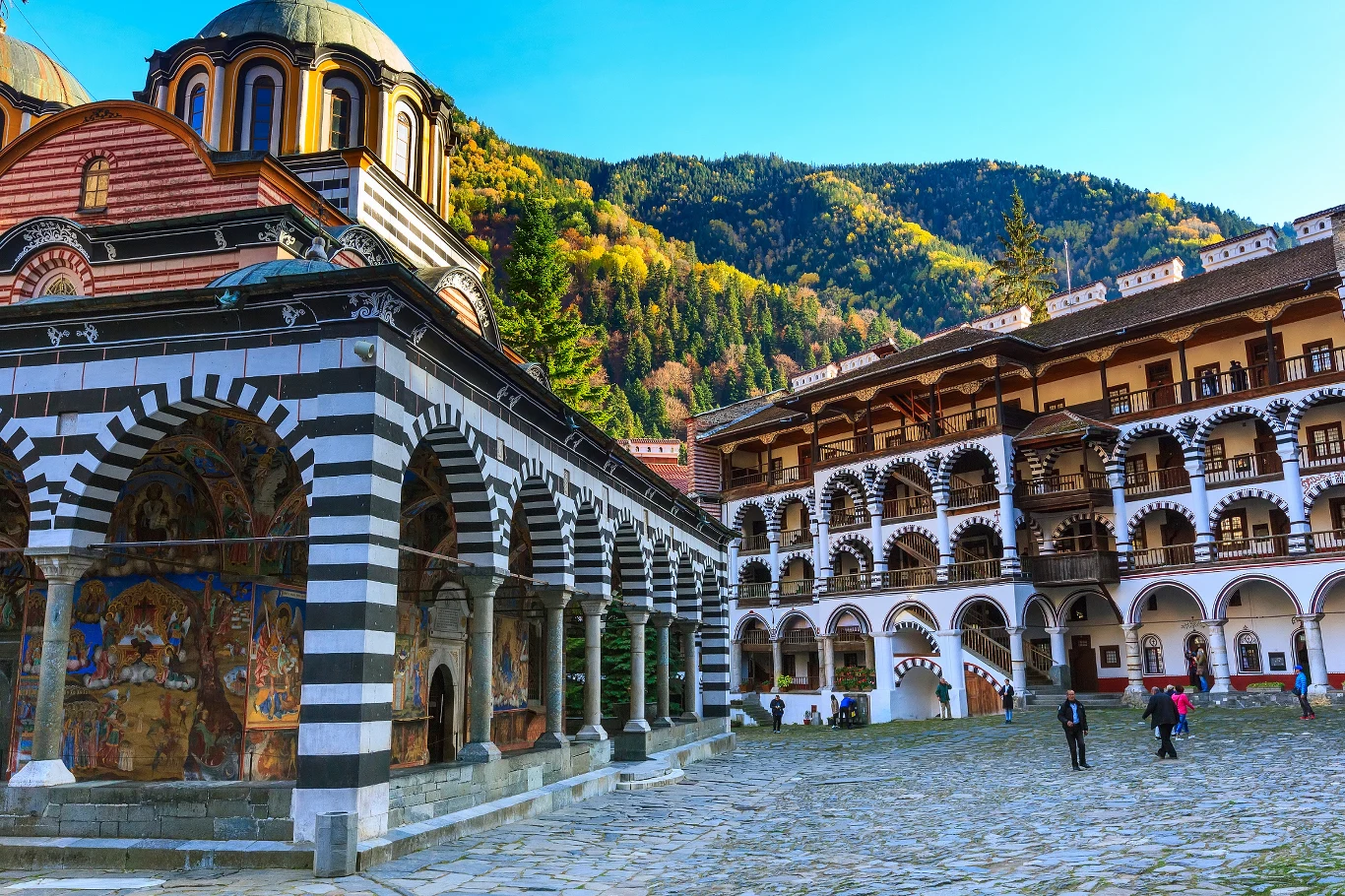 W Bułgarii jest wiele wyjątkowych miejsc i zabytków. Do takich z pewnością zalicza się klasztor Monastyr Rylski.