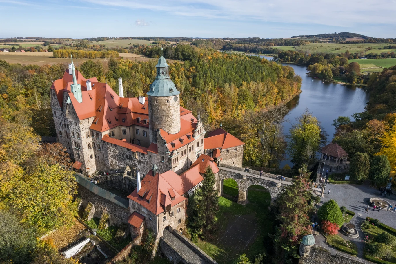 Zamek Czocha skrywa wiele tajemnic, które przyciągają turystów niczym magnes. Zamek Czocha skrywa wiele tajemnic, które przyciągają turystów niczym magnes.