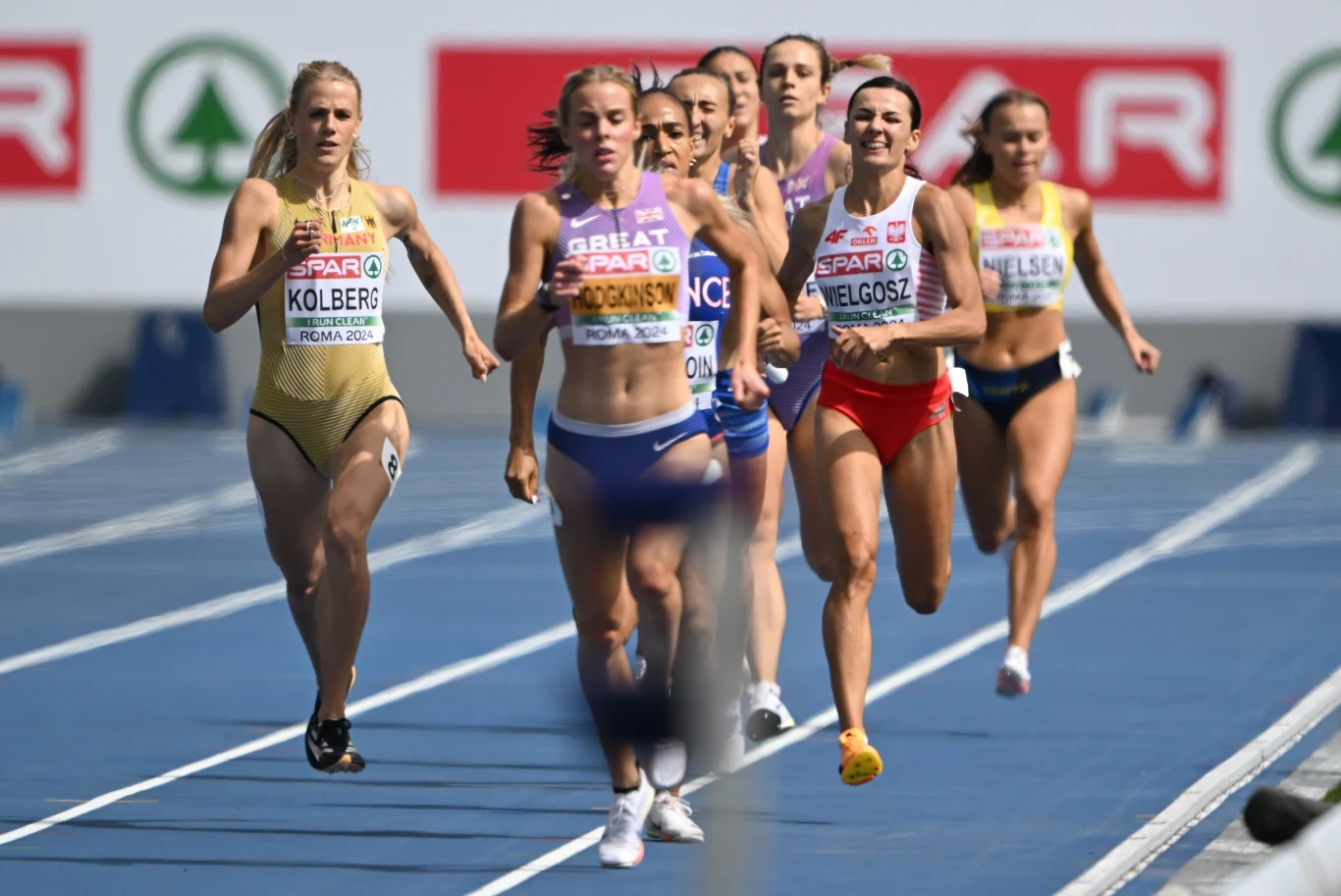 Keely Hodgkinson, najszybsza w tym roku na świecie na 800 m, na czele. Anna Wielgosz niedaleko za nią Keely Hodgkinson, najszybsza w tym roku na świecie na 800 m, na czele. Anna Wielgosz niedaleko za nią