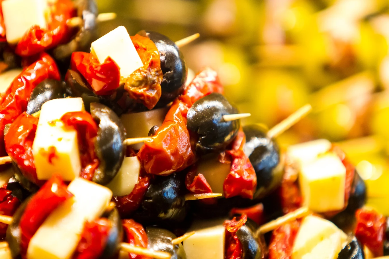 Koreczki w wersji wegetariańskiej jako idealna przekąska imprezowa. 