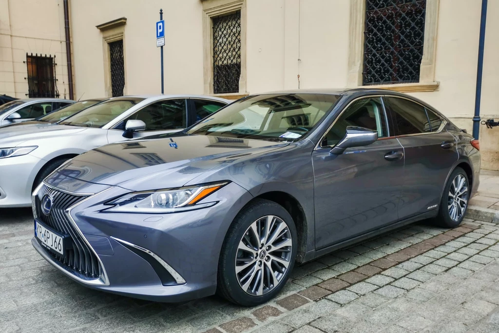 Lexus ES prezydenta Majchrowskiego zaparkowany pod urzędem miasta Krakowa