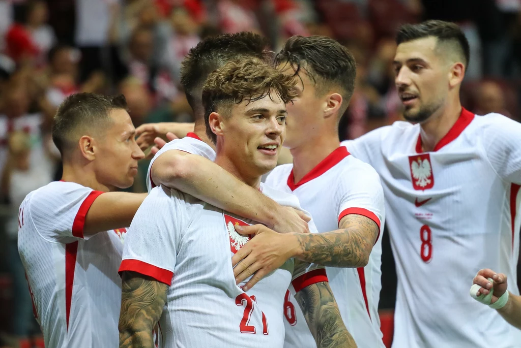 Nicola Zalewski przyjmuje gratulacje od kolegów