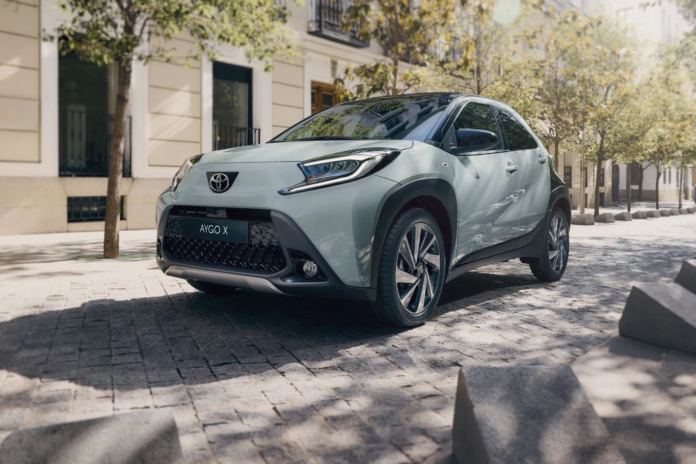 Toyota Aygo X, w podstawowej wersji wyposażenia i z manualną skrzynią kosztuje teraz 64 900 zł, o 6 tys. mniej w porównaniu z ceną katalogową.