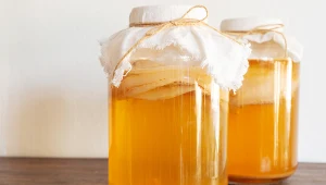 Po kombuchę sięga coraz więcej osób. Jak spożywanie tego napoju wpływa na organizm? Sprawdzamy