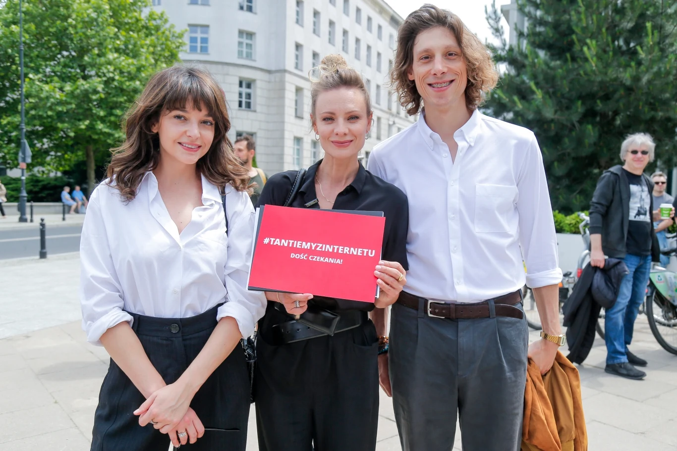 Maria Dębska, Magdalena Boczarska i Eryk Klum Jr podczas protestów 11 czerwca 2024 roku Maria Dębska, Magdalena Boczarska i Eryk Klum Jr podczas protestów 11 czerwca 2024 roku