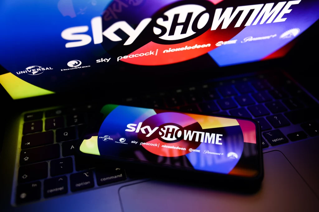 Filmy i seriale w SkyShowtime można oglądać na różnych urządzeniach, zarówno w domu, jak i w podróży.