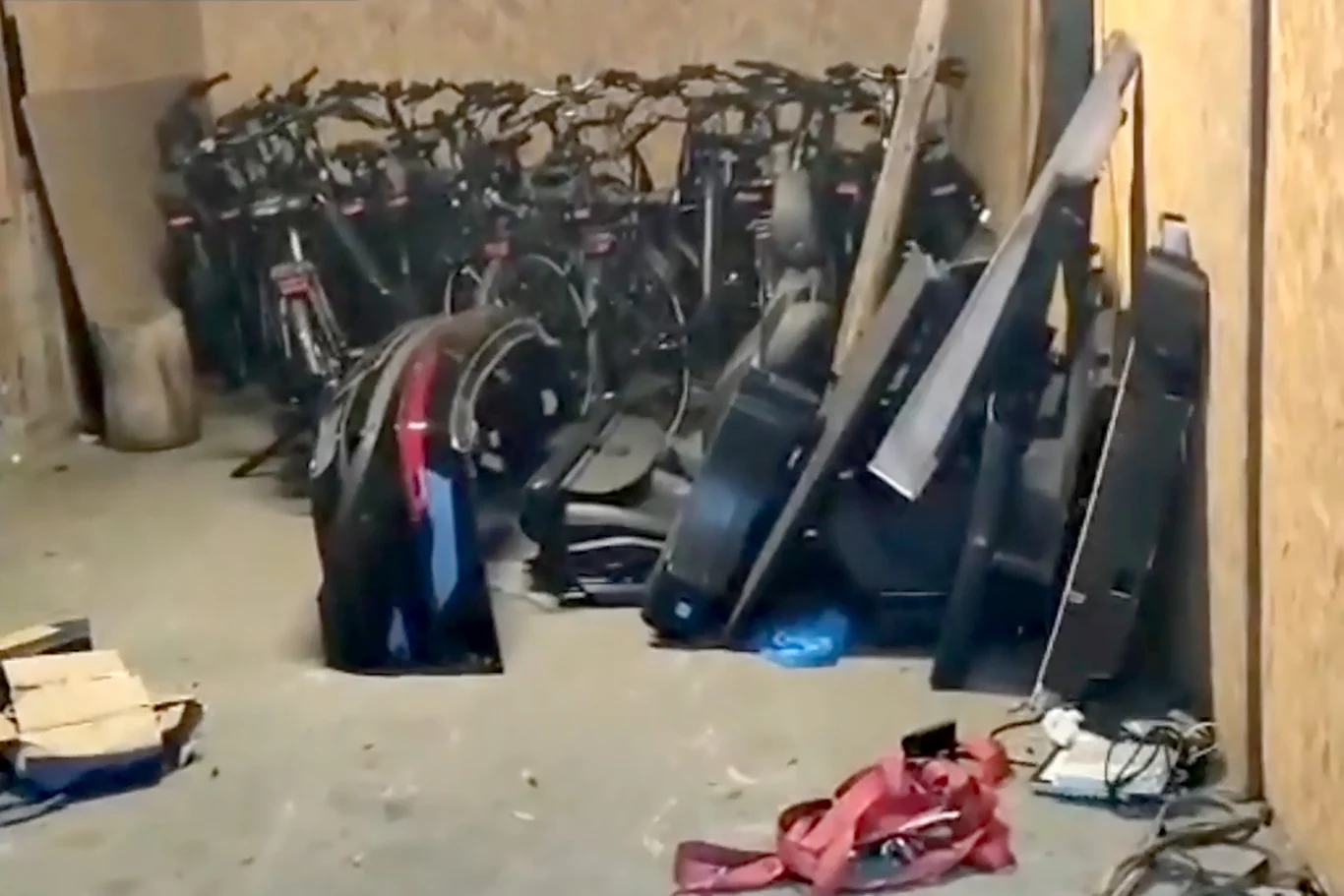 Policjanci zabezpieczyli także kolejne elementy samochodowe oraz kilkadziesiąt rowerów elektrycznych