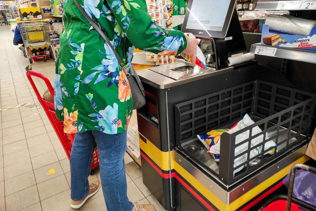 Korzystasz z kas samoobsługowych? Biedronka informuje. To przełomowa zmiana Korzystasz z kas samoobsługowych? Biedronka informuje. To przełomowa zmiana