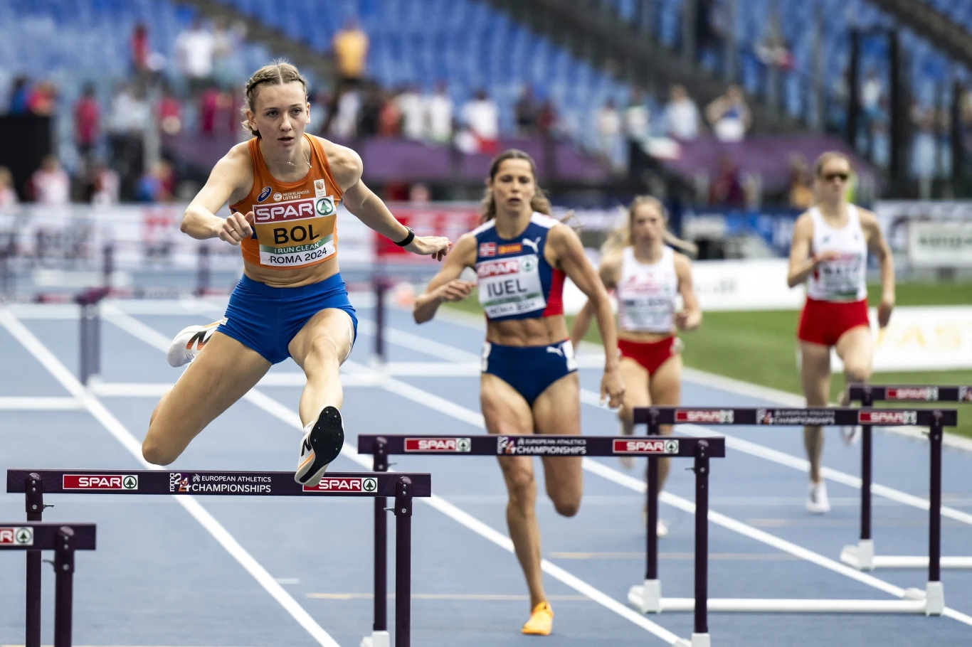 Femke Bol (pierwsza od lewej)