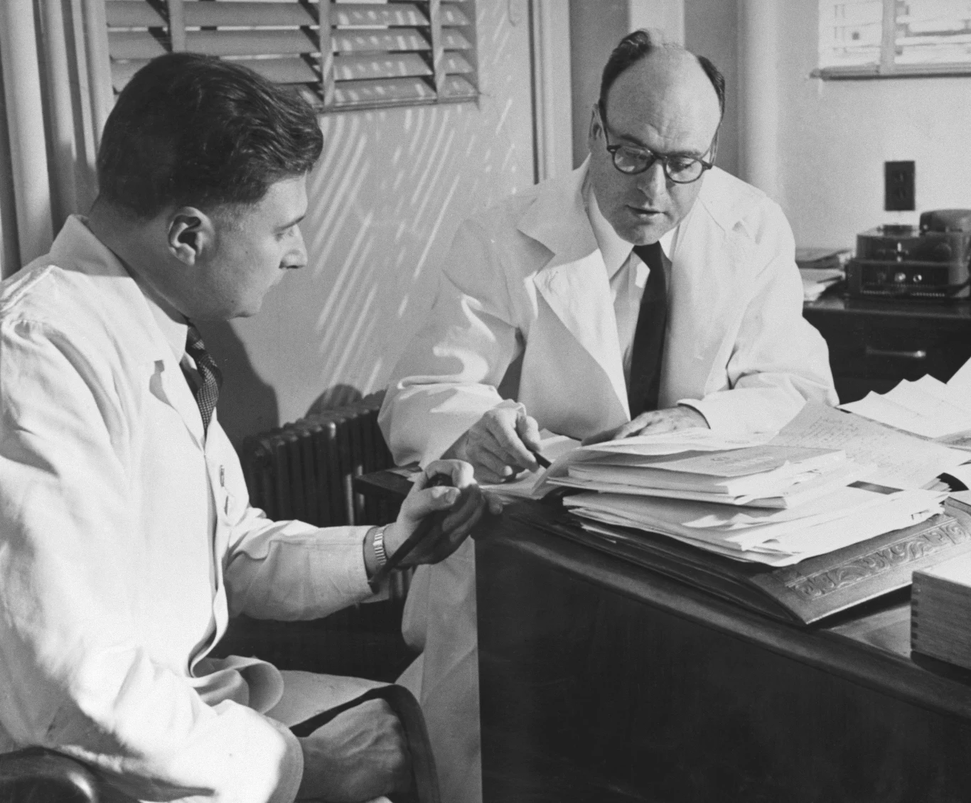 Hilary Koprowski (po lewej) i Herald R.Cox wspólnie opracowali również nową szczepionkę przeciwko wściekliźnie do uodparniania psów, uważaną za „najważniejszy krok w kierunku wyeliminowania wścieklizny jako choroby śmiertelnej od czasu pracy Pasteura”