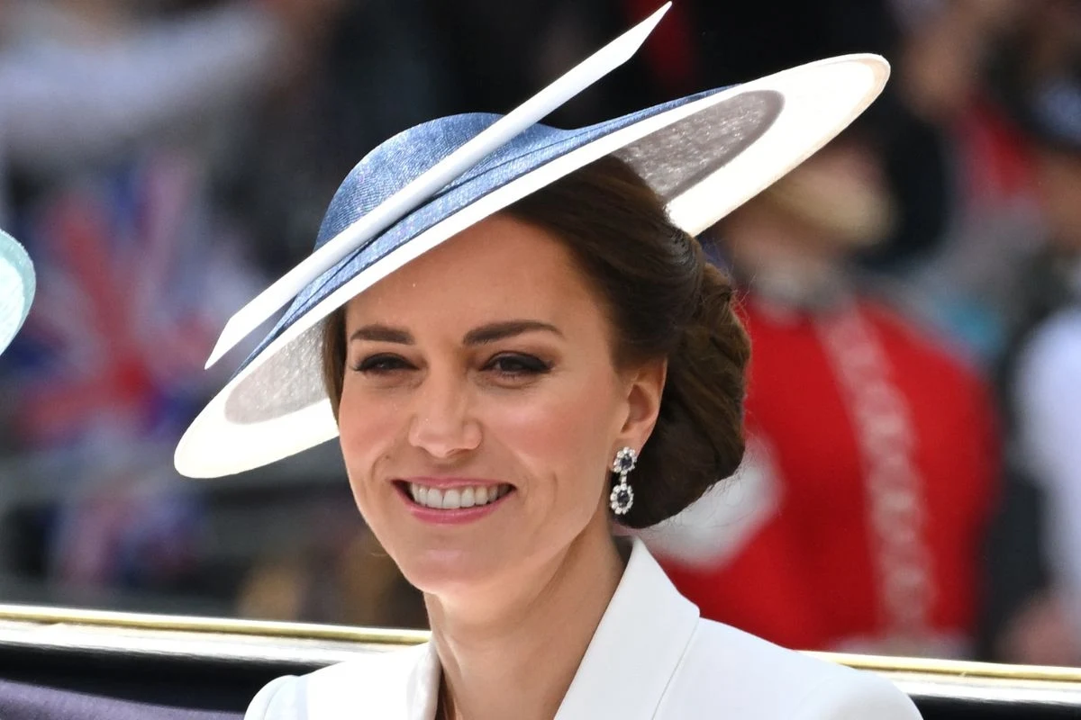 Przez lata księżna Kate zachwycała stylizacjami podczas Trooping the Colour. Czy w tym roku pierwszy raz od ślubu z księciem Williamem opuści to wydarzenie? Przez lata księżna Kate zachwycała stylizacjami podczas Trooping the Colour. Czy w tym roku pierwszy raz od ślubu z księciem Williamem opuści to wydarzenie?