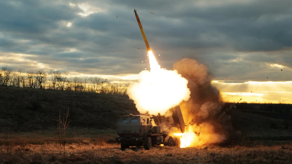 Pocisk GMLRS wystrzeliwany z wyrzutni M142 HIMARS