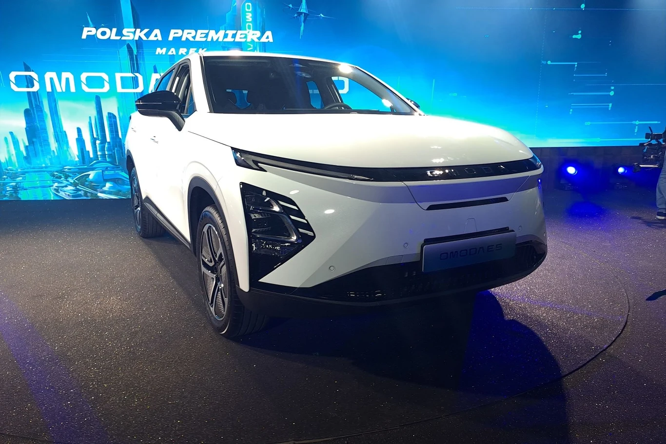 Omoda E5 wyróżnia się innym przodem względem swojego spalinowego odpowiednika. Jest też od niego nieco większa. Omoda E5 wyróżnia się innym przodem względem swojego spalinowego odpowiednika. Jest też od niego nieco większa.